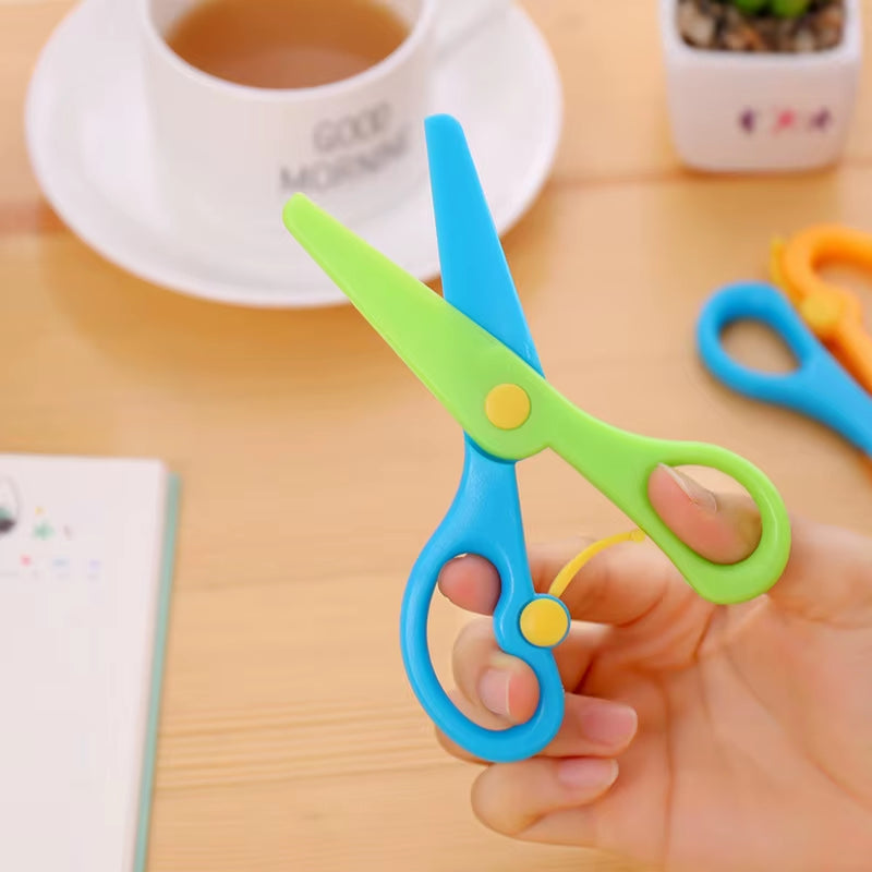 New 1 Pcs 137Mm Mini Safety round Head Plastic Scissors Student Kids Paper Cutting Minions Supplies for Kindergarten School